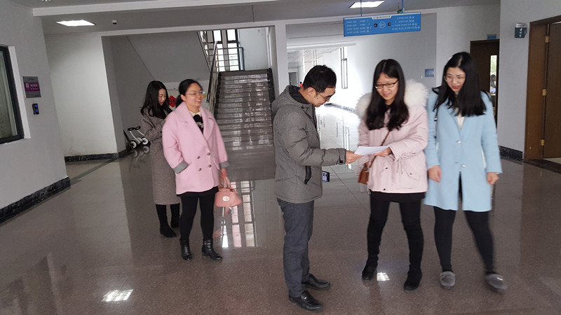 2018-2-26-新学期课堂一派生机盎然-亚洲成人一区开学查课纪实 (1)_副本.jpg