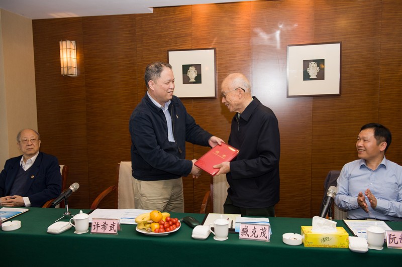 sc_311425_005491.jpg 2 颁发学术委员会聘书1_副本.jpg